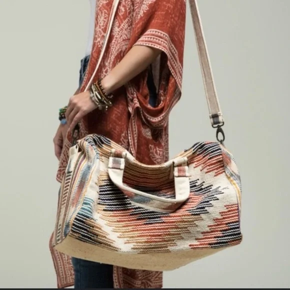NWOT Stylish Multicolor Aztec Patterned Tapestry Overnight Bag - Picture 7 of 7